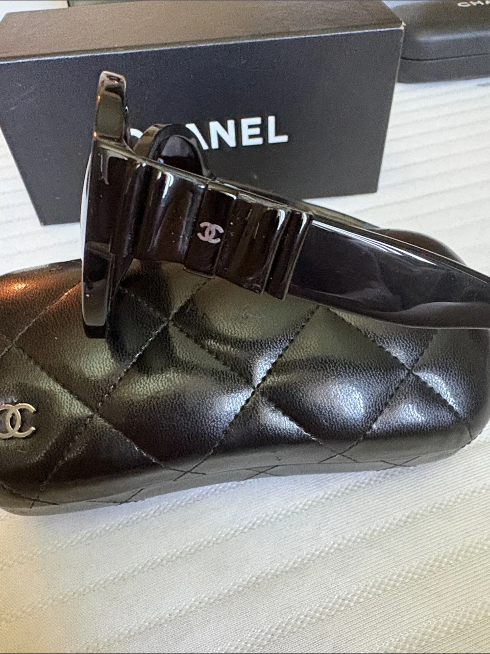 CHANEL Black Oversized Round Women's Sunglasses with iconic bows on each side.